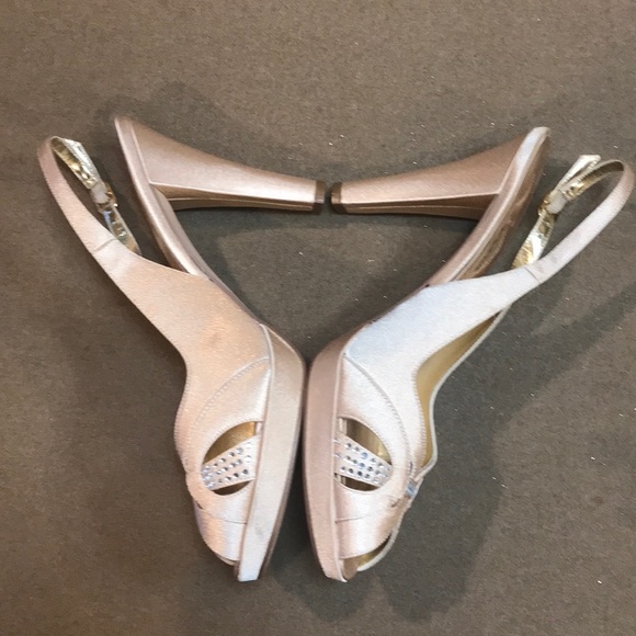 Like New Nina gold satin rhinestone heels - Picture 3 of 8